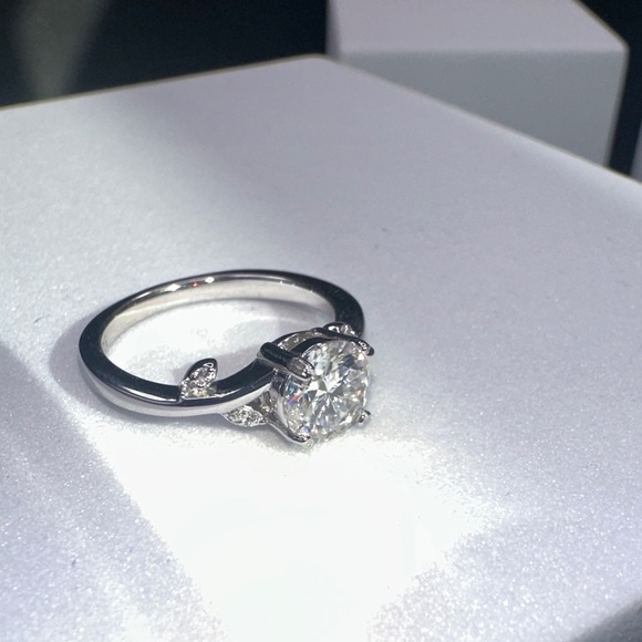 Dazzling Silver Ring with Clear Gemstones Moissanite 1 CT - Picture 6 of 7